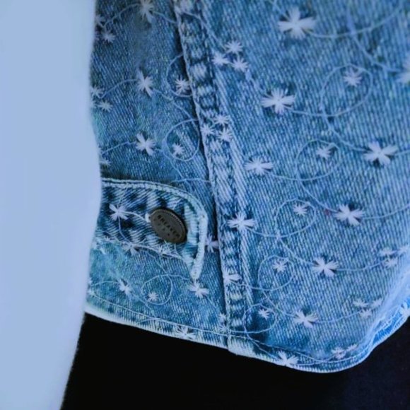 VITAGE BREAKER EMBROIDERED WHITE FLORAL LIGHT DENIM VEST SIZE SMALL - Picture 8 of 9